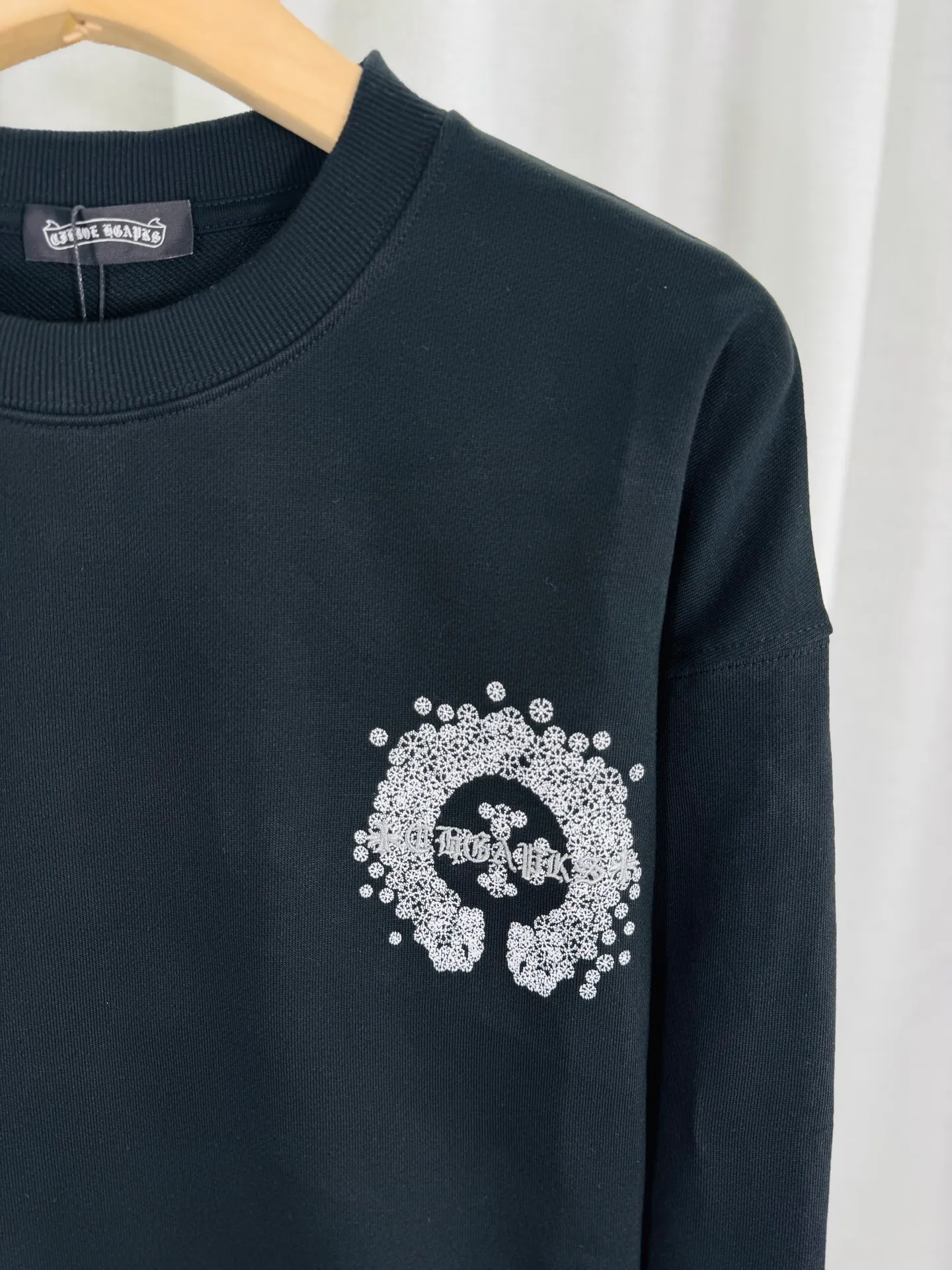 P260 top version, real shot without P, ​​different from market currency) 𝗖𝗵𝗿𝗼𝗺𝗲 𝗛𝗲𝗮𝗿𝘁𝘀/Cro Heart 2025 washed patch embroidery autumn and winter new original single counter American laser burnt 3D three-dimensional color embroidered couple casual sweatshirt 👑The highest version! Customized fabric 430g tripe terry fabric! American acid-washed and distressed original fabric laser burnt ✟appliqué embroidery and exquisite embroidery of letters! The best-selling model in the counter, very comfortable to wear. Accessories: original molded and authenticated collar label➕100% silk wash label. Genuine purchase-grade original hangtag➕matching hanging rope➕3D hanging beads➕original packaging bag. Craftsmanship: The original version has consistent wiring! The highest version of the armhole matching technique! Color: Gray Black Size: S M L XL Style Number: 25-332